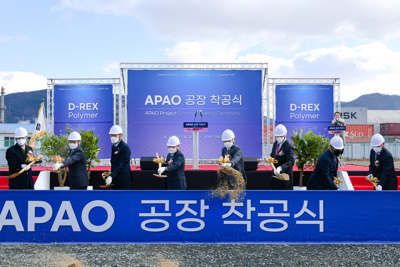 지난 1일 전남 여수산단에서 개최된 디렉스 폴리머 착공식에서 권오봉(왼쪽 네번째부터) 여수 시장, 김상우 DL케미칼 부회장, 닉 파울러 렉스텍 최고경영자, 김만중 디렉스 폴리머 대표이사가 시삽을 하고 있다.