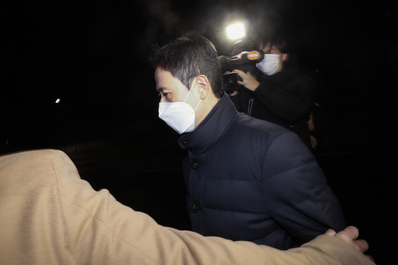 '고발 사주' 의혹의 핵심 피의자로 지목된 손준성 검사(대구고검 인권보호관)가 구속영장이 기각된 후 3일 새벽 서울구치소에서 나오고 있다.[연합]