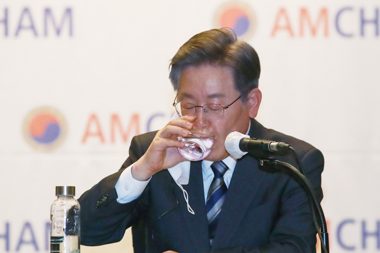 2일 이재명 더불어민주당 대선 후보가 2일 오후 서울 여의도 콘래드호텔에서 열린 주한미국상공회의소(AMCHAM)와의 간담회에 참석한 모습. [연합뉴스]