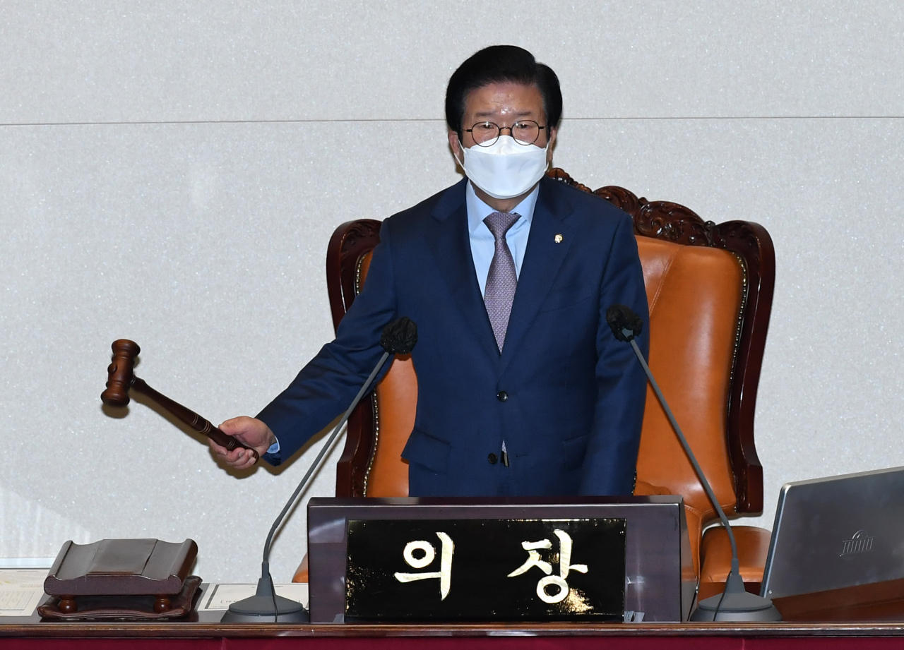 박병석 국회의장이 3일 오전 서울 여의도 국회 본회의장에서 열린 2022년도 예산안 처리 관련 제391회국회(정기회) 제13차 본회의에서 의사봉을 두드리고 있다. [연합]