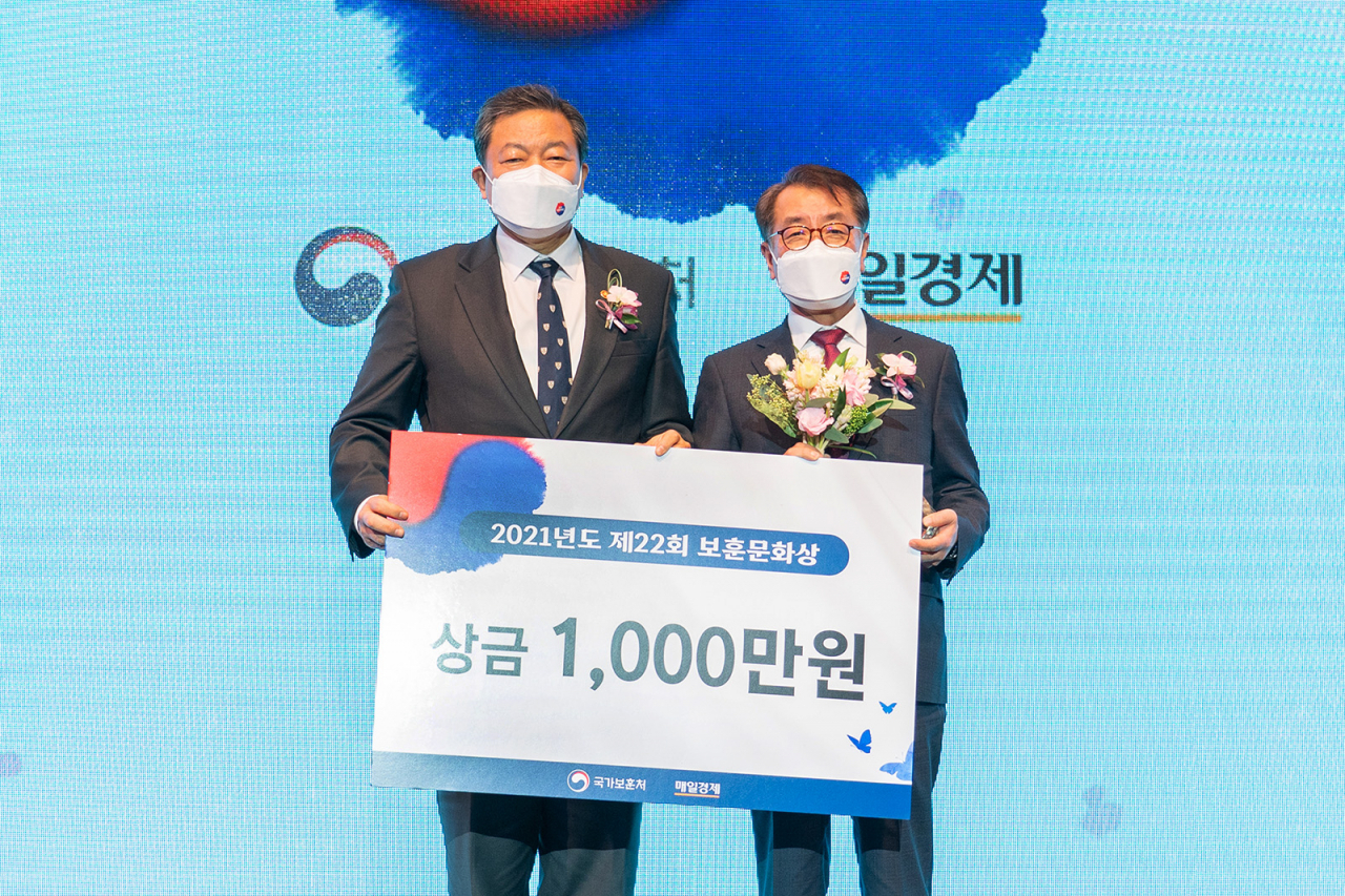 효성이 2일 제22회 보훈문화상을 수상했다. 황기철 국가보훈처장(왼쪽)과 최영범 효성 커뮤니케이션실장 [효성 제공]