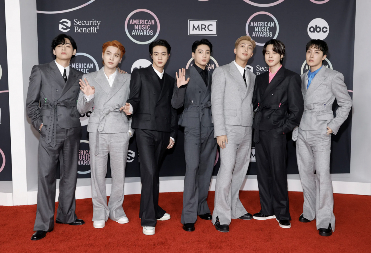 지난 22일 미국 로스엔젤레스에서 열린 '2021 아메리칸 뮤직어워즈'에서 3관왕에 오른 BTS. 박시(boxy)한 라인의 ‘루이뷔통’ 슈트에 ‘한국식’ 타이를 허리에 둘러 명품과 스트리트패션의 경계를 허물었다는 평가를 받는다. [게티이미지]