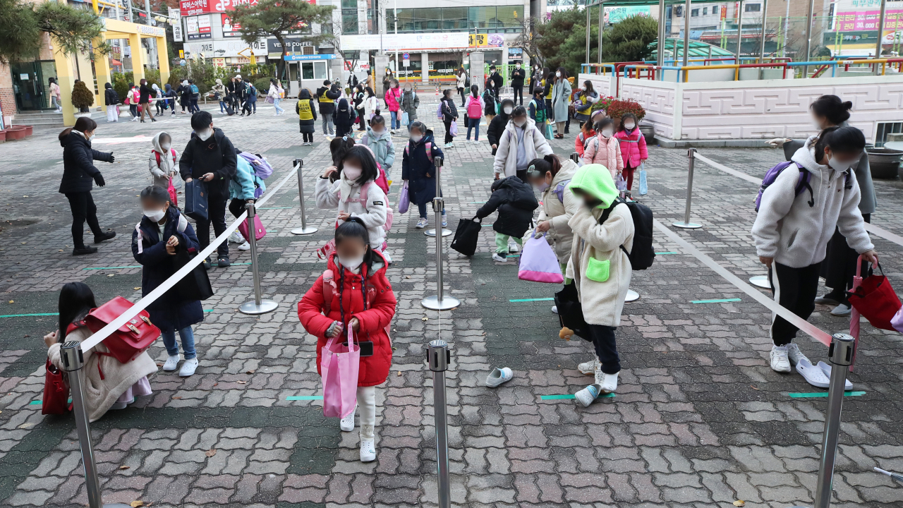 전국 유치원, 초·중·고등학교 전면등교가 시작된 지난달 22일 오전 경기 수원시 권선구 일월초등학교에서 학생들이 등교하고 있다. [연합]