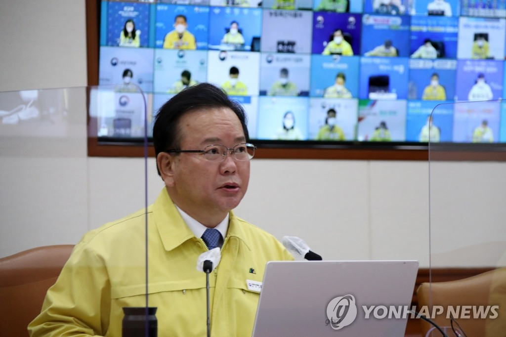 정부가 오는 6일부터 4주동안 사적모임 최대 인원을 수도권은 6명, 비수도권은 8명으로 제한하기로 했다. 김부겸 국무총리가 3일 정부서울청사에서 열린 코로나19 대응 중앙재난안전대책본부 회의를 주재하고 있다. [연합]