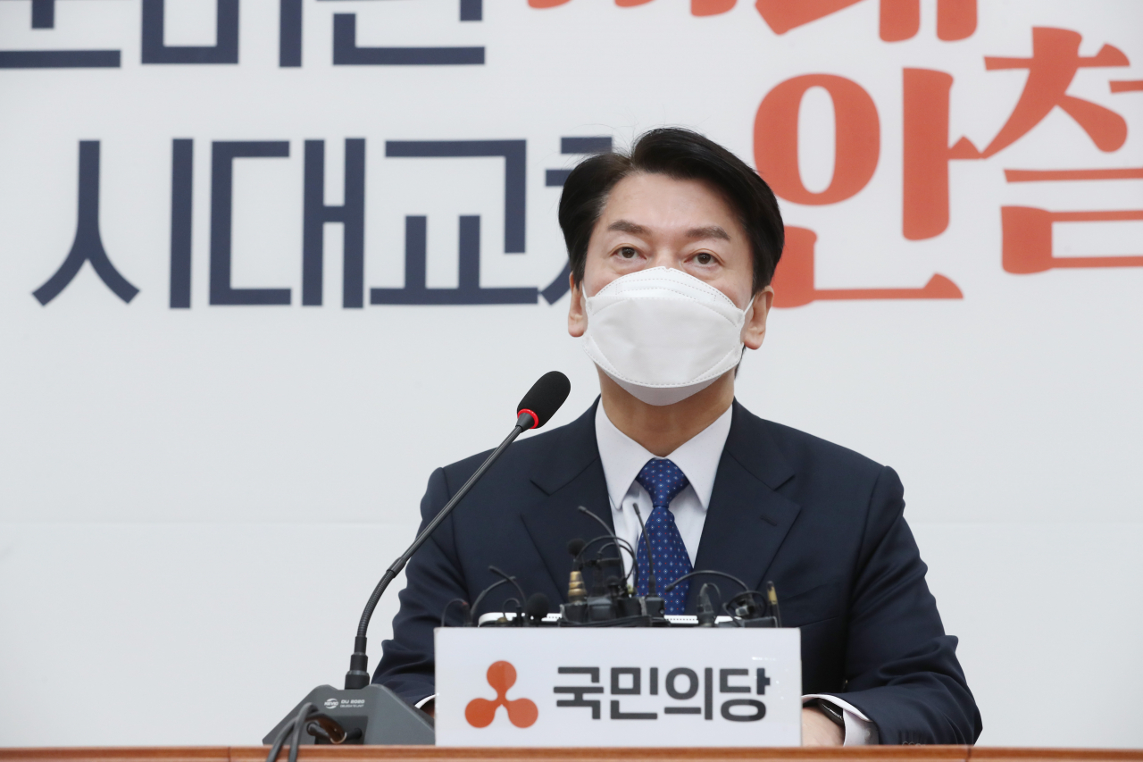 국민의당 안철수 대선 후보가 지난달 30일 오전 국회에서 기자회견을 열고 ‘위드코로나 문제와 정책대안’을 발표하고 있다. [국회사진기자단]