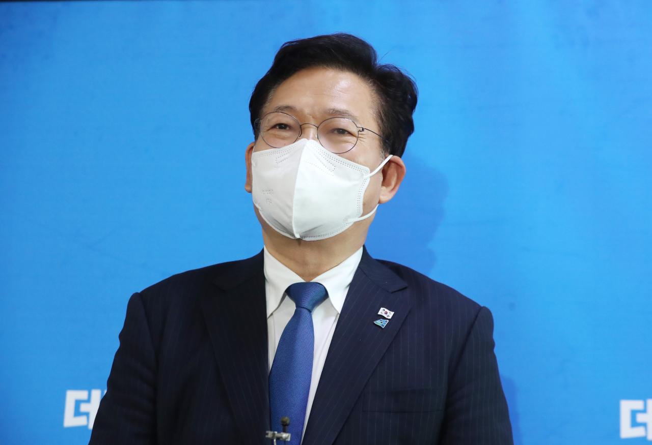 더불어민주당 송영길 대표가 3일 오전 국회 당 대표실 앞에서 조동연 공동상임선대위원장 사생활 논란에 대한 입장을 발표하고 있다. 송 대표는 조 위원장이 사퇴 의사를 밝혔으나 주말 경 직접 만나 여러 가지 대화를 나눠보고 판단할 생각이라며 결론을 유보했다. [연합]