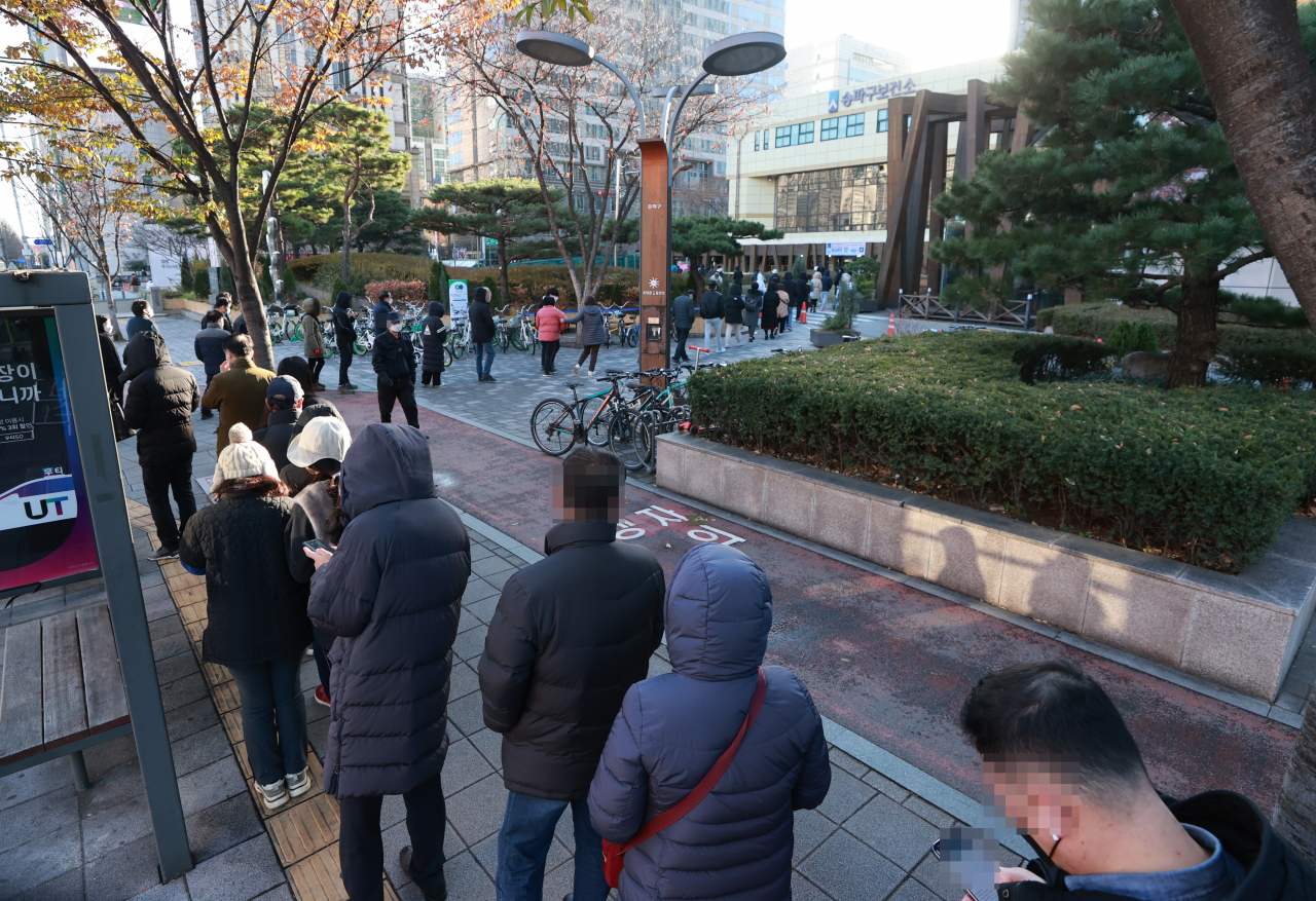 3일 오전 서울 송파구 보건소 코로나19 선별진료소를 찾은 시민들이 검사 순서를 기다리고 있다. [연합]