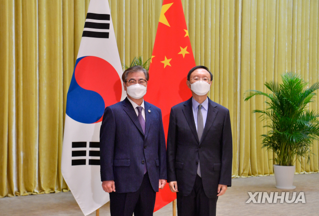 서훈(왼쪽) 청와대 국가안보실장은 2일 중국 톈진에서 양제츠 중국 공산당 외교담당 정치국원과 종전선언을 비롯한 한반도 정세에 대해 논의했다. [신화]