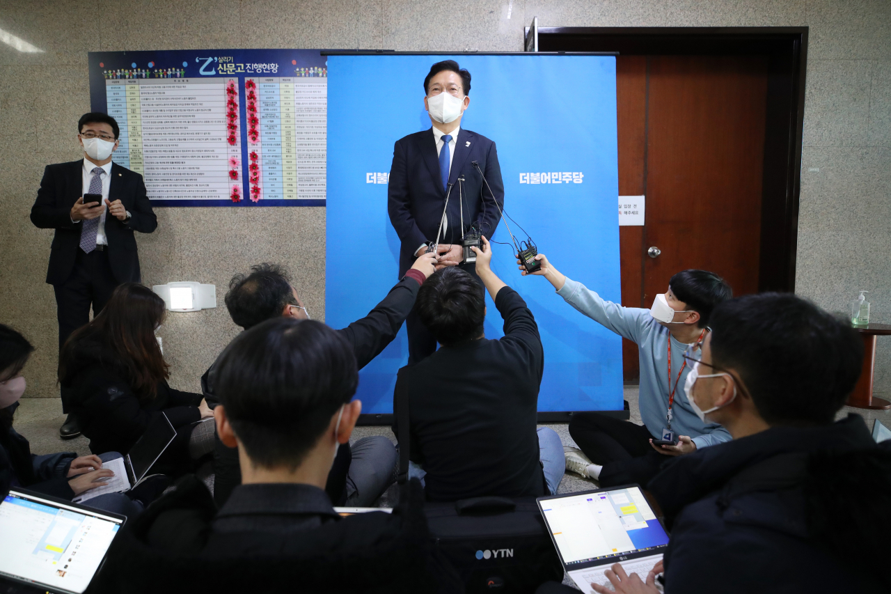 송영길 더불어민주당 대표가 3일 오전 국회 당 대표실 앞에서 조동연 공동상임선대위원장 사생활 논란에 대한 입장을 발표하고 있다. 송 대표는 조 위원장이 사퇴 의사를 밝혔으나 주말 경 직접 만나 여러 가지 대화를 나눠보고 판단할 생각이라며 결론을 유보했다. [연합]