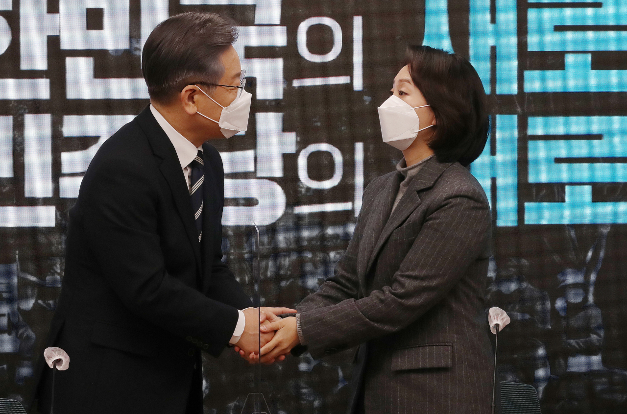 이재명(왼쪽) 더불어민주당 대선후보와 조동연 신임 공동상임선대위원장이 지난달 30일 서울 여의도 중앙당사 브리핑룸에서 열린 공동상임선대위원장 인선 발표 기자간담회에 앞서 악수하고 있다. [연합]