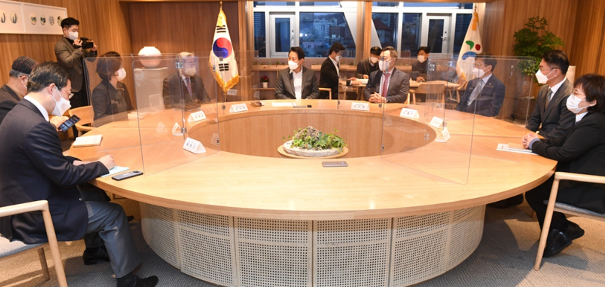 오세훈 서울시장이 서울시 병원회 관계자들과 3일 오전 조찬간담회를 갖고 있다. [서울시 제공]