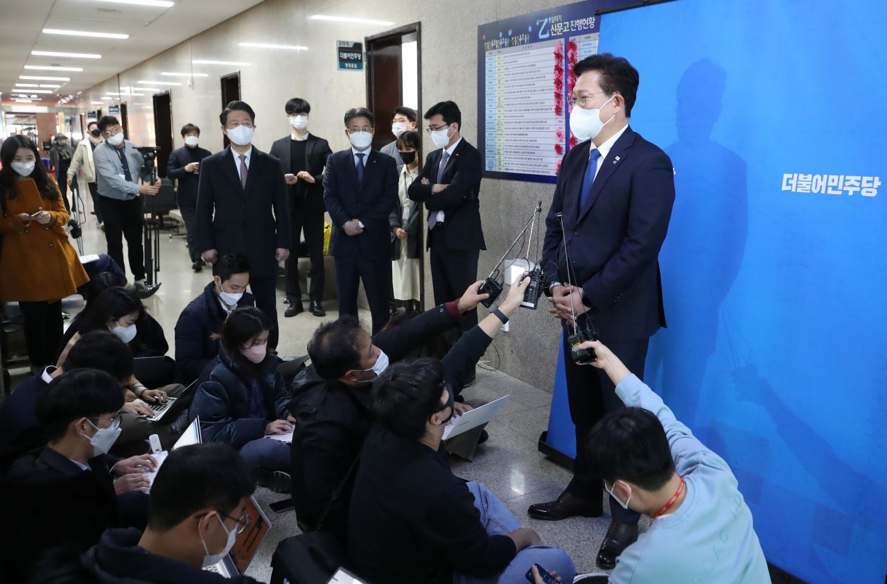 더불어민주당 송영길 대표가 3일 오전 국회 당 대표실 앞에서 조동연 공동상임선대위원장 사생활 논란에 대한 입장을 발표하고 있다. 송 대표는 조 위원장이 사퇴 의사를 밝혔으나 주말 경 직접 만나 여러 가지 대화를 나눠보고 판단할 생각이라며 결론을 유보했다. [연합]