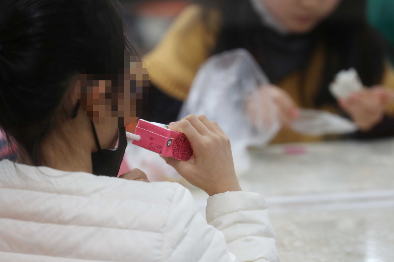 2일 서울 마포구 아현초등학교 급식실에서 학생들이 빵과 우유 등 대체 급식을 먹고 있다. 학교 비정규직 노동자들로 구성된 전국학교비정규직연대회의는 임금인상과 비정규직 차별 해소 등을 요구하며 2일 하루 동안 총파업을 벌였다. [연합]