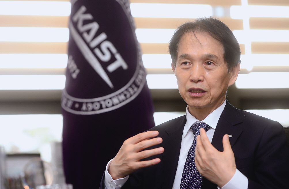 이광형 총장이 대전 KAIST 행정동 총장집무실에서 본지와 인터뷰를 하고 있다. 이상섭 기자