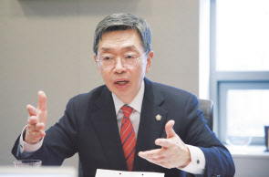 종부세 단체 위헌 소송을 준비 중인 김현 전 대한변호사협회장이 최근 서울 서초구 자신의 사무실에서 인터뷰를 하고 있다. 좌영길 기자