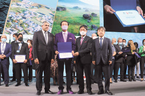 UN WTO 최고의 관광마을 상 받은 신안군·고창군 대표(가운데).