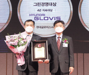 조삼현(왼쪽) 현대글로비스 비즈니스지원실장과 강창욱 한국경영인증원 운영위원회 위원장.