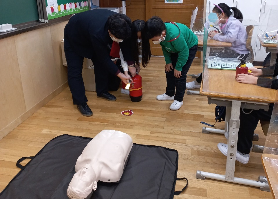 서울 중랑구가 지역 초등학교 학생 대상으로 ‘찾아가는 어린이 안전체험교육’을 실시하고 있다. [중랑구청 제공]
