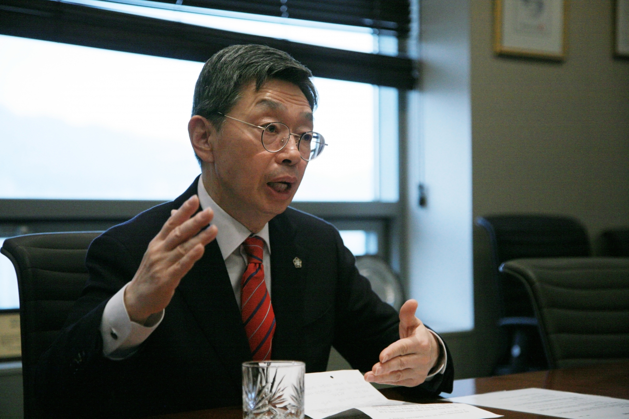 종부세 단체 위헌 소송을 준비 중인 김현 전 대한변호사협회장이 최근 서울 서초구 사무실에서 인터뷰를 하고 있다. 좌영길 기자