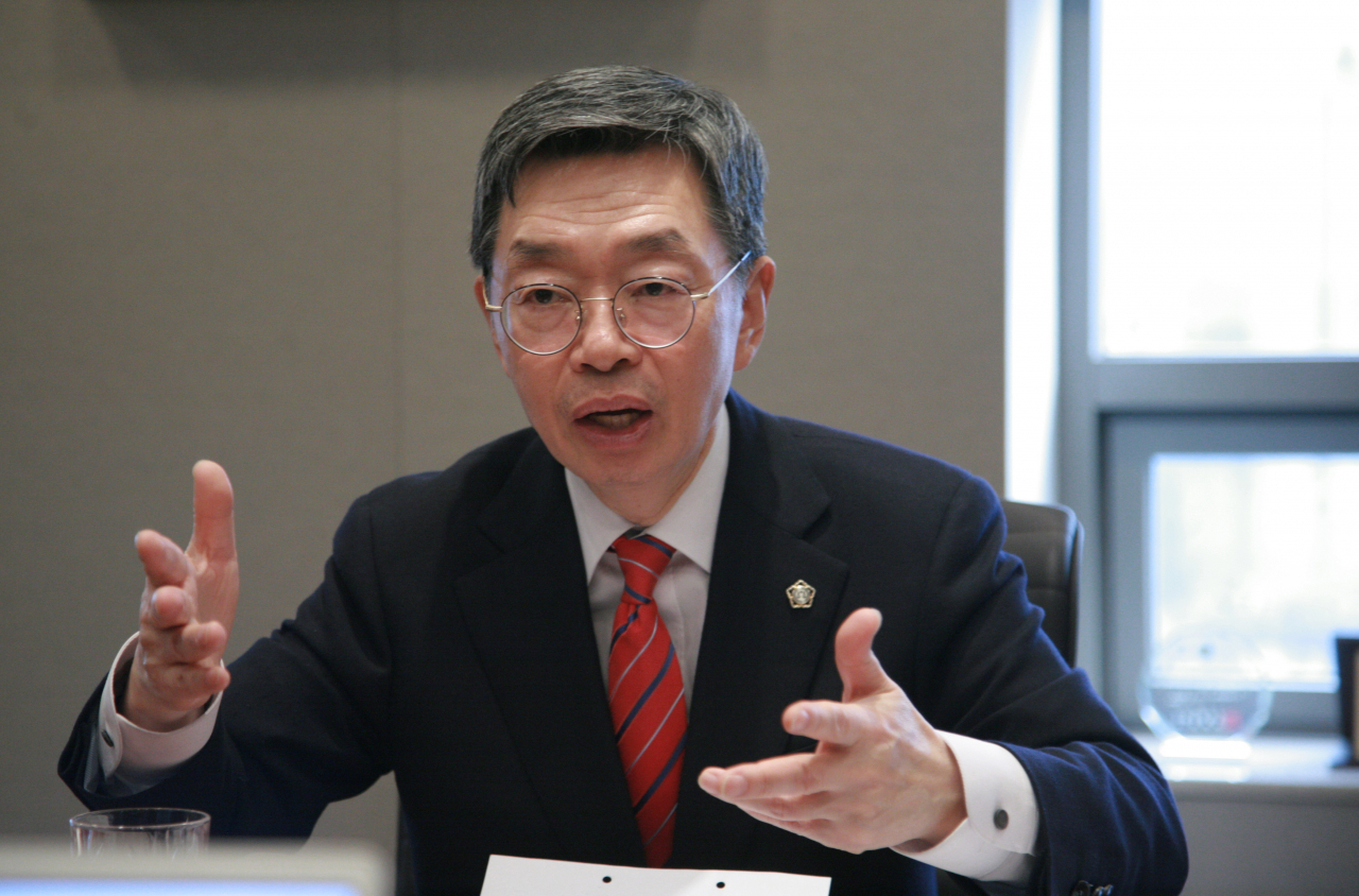 종부세 단체 위헌 소송을 준비 중인 김현 전 대한변호사협회장이 최근 서울 서초구 자신의 사무실에서 헤럴드경제와 인터뷰를 하고 있는 모습. 좌영길 기자