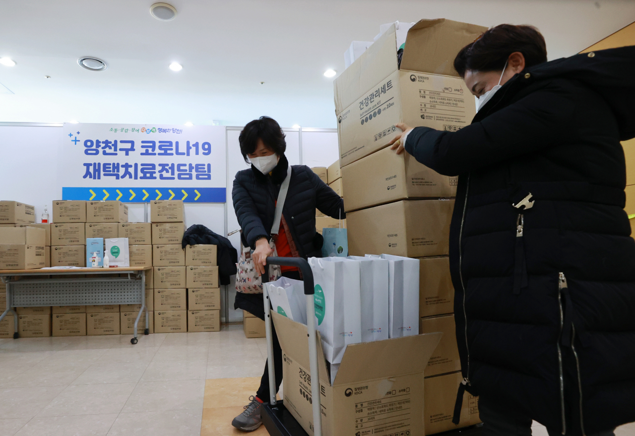 서울 양천구 코로나19 재택치료전담팀 관계자들이 2일 오전 관내 재택치료 환자들에게 전달할 건강관리세트와 치료약 등 물품을 전달하기 위해 이동하고 있다. [연합]