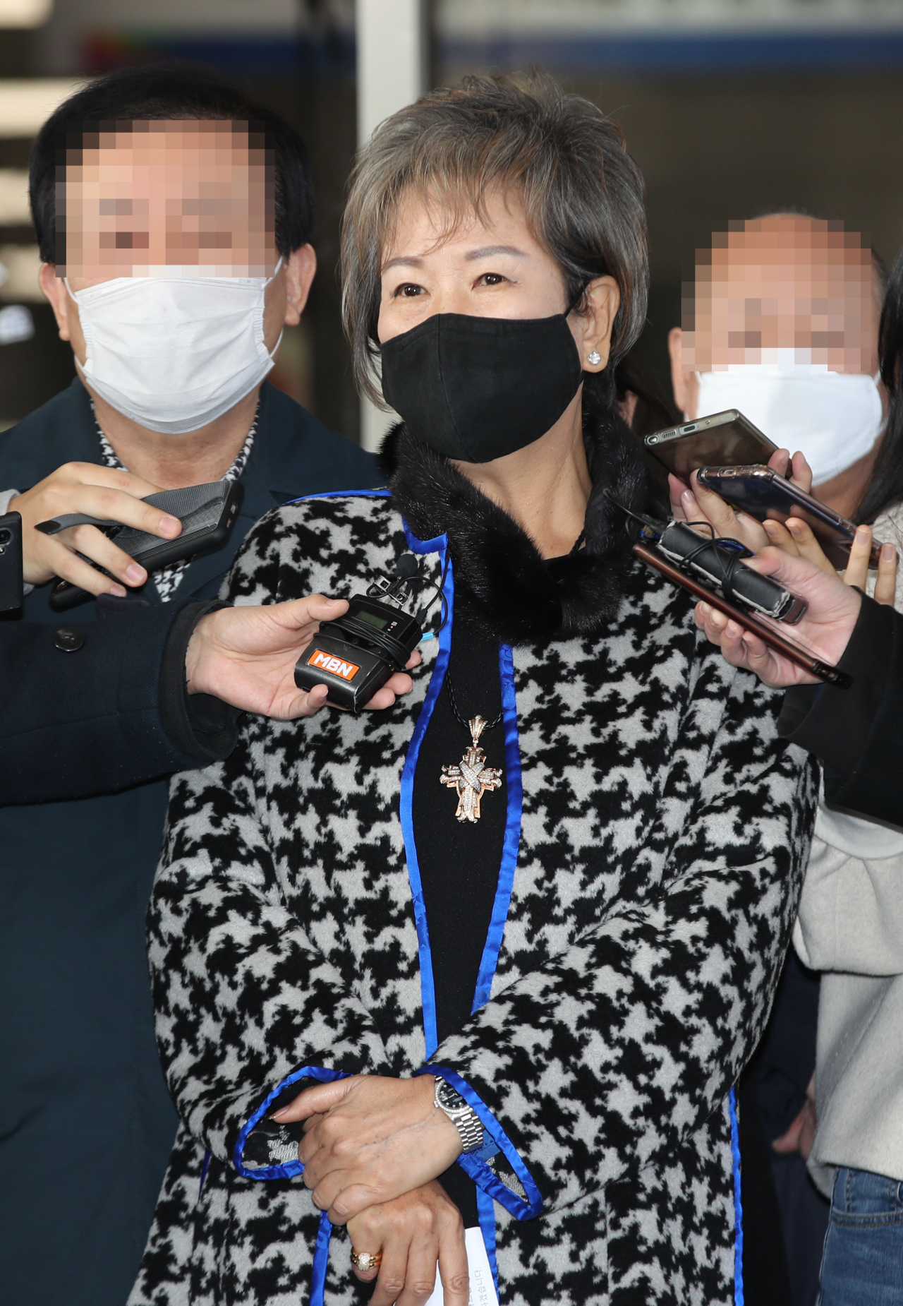 전남 목포시의 ‘도시재생 사업 계획’을 미리 파악하고 차명으로 부동산을 매입한 혐의를 받는 손혜원 전 열린민주당 의원이 지난달 25일 오후 서울남부지법에서 열린 항소심 선고공판을 마치고 나와 발언하고 있다. [연합]