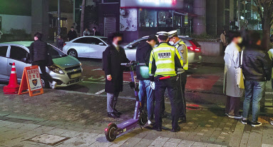 최근 경찰이 홍대입구역 인근에서 전동킥보드 음주운전을 단속하고 있다. 김빛나 기자