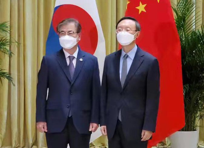 서훈 청와대 국가안보실장과 양제츠(楊潔?) 중국 공산당 외교담당 정치국원이 2일 중국 톈진(天津) 한 호텔에서 종전선언 등 한반도 문제 관련 협의 시작에 앞서 기념촬영을 하고 있다. 연합뉴스