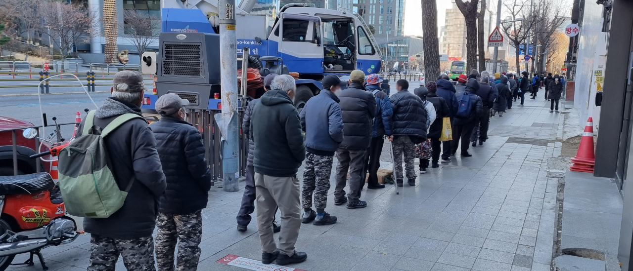3일 오전 서울역의 한 무료급식소 앞에 줄이 길게 늘어섰다. [연합]