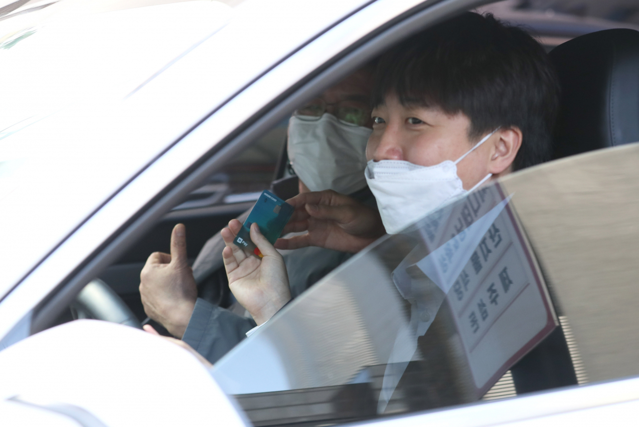 이준석 국민의힘 대표가 지난 3일 오전 제주시 연동의 한 카페에서 기자간담회를 마친 뒤 직접 차량을 운전하며 주차장을 나오고 있다. [연합]