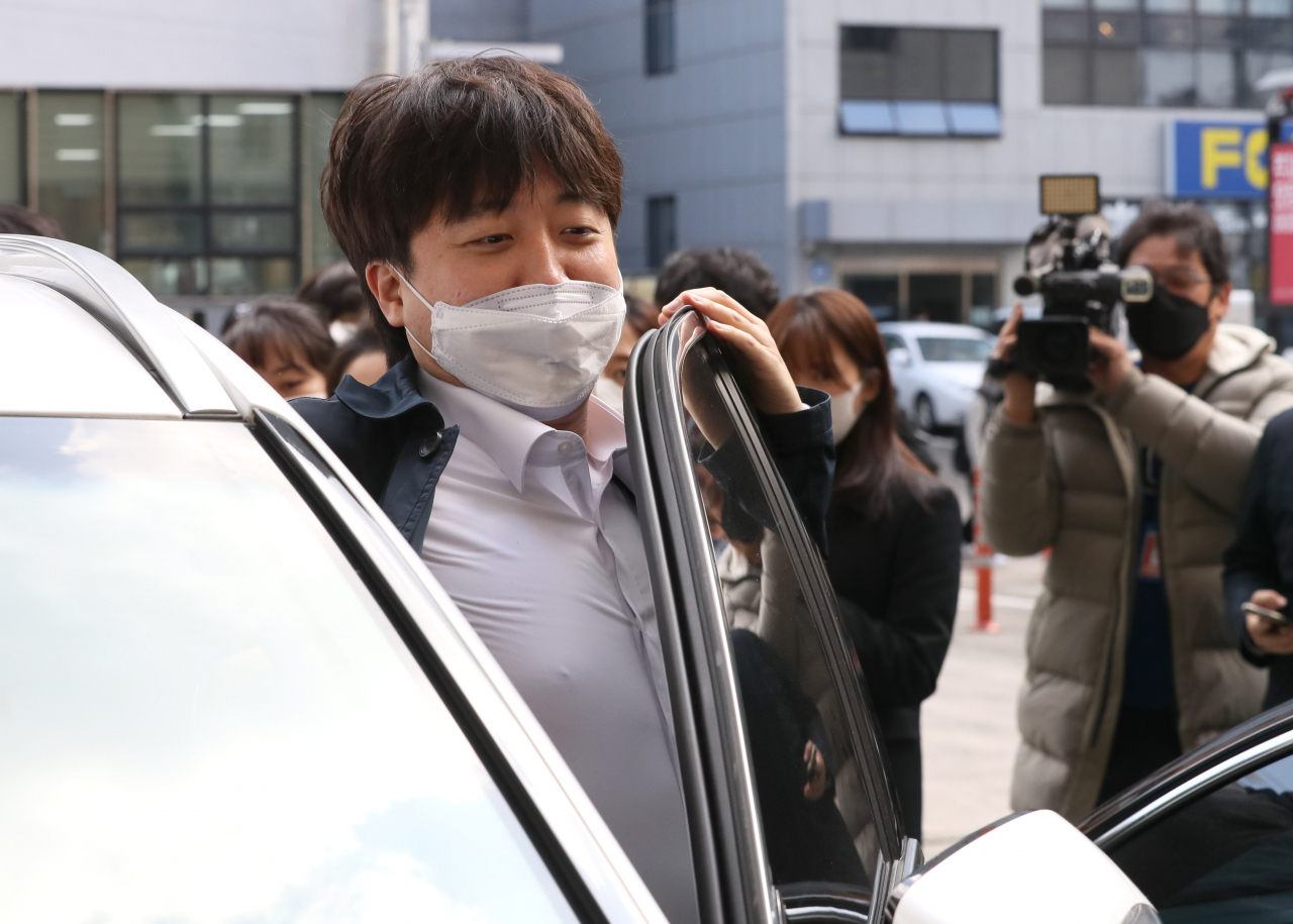 이준석 국민의힘 대표가 3일 오전 제주시 연동의 한 카페에서 기자간담회를 한 뒤 차량에 탑승하고 있다. [연합]