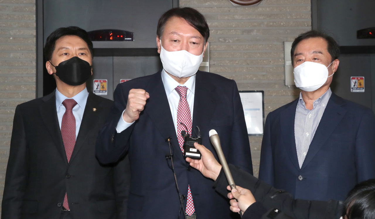 국민의힘 윤석열 대선 후보가 김병준 상임선대위원장을 비롯한 선대위원들과 3일 오전 서울 여의도 당사에서 비공개 선대위 회의를 마치고 기자들의 질문에 답하고 있다. [연합]