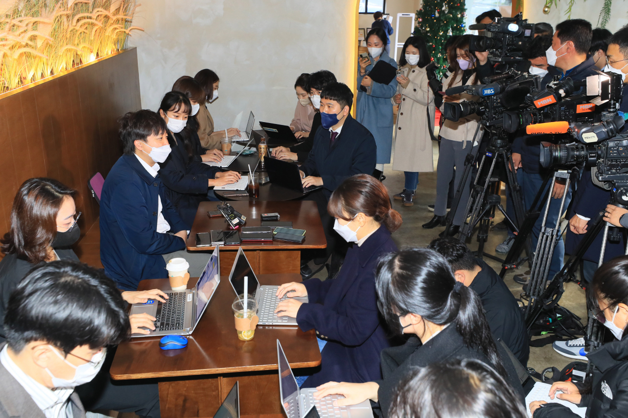 이준석 국민의힘 대표가 3일 오전 제주시 연동의 한 카페에서 기자간담회를 하고 있다. [연합]