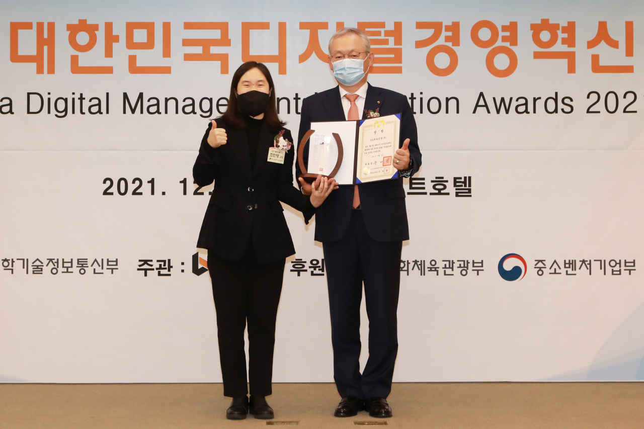 정영채 NH투자증권 사장(오른쪽)이 3일 서울 프레지던트호텔에서 개최된 '대한민국 디지털경영혁신대상' 시상식에 참석해 종합대상인 대통령상을 수상한 뒤 조민영 과학기술정보통신부 소프트웨어산업과장과 기념촬영하고 있다. [사진=NH투자증권]