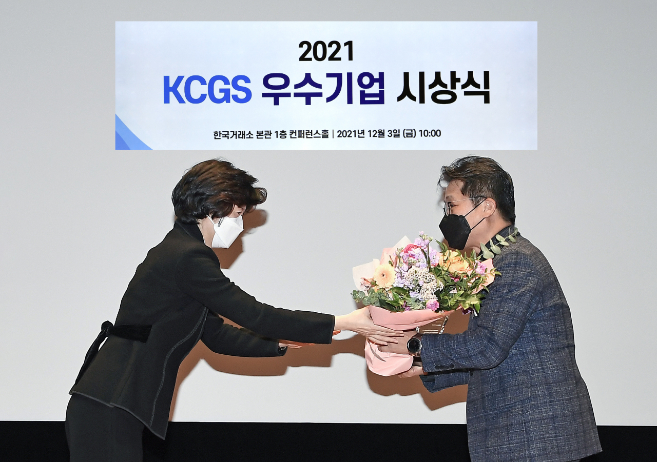 기아 경영전략실장 신동수 상무(오른쪽)가 한국기업지배구조원 심인숙 원장(왼쪽)으로부터 ESG 우수기업상을 받고 있다. [기아 제공]
