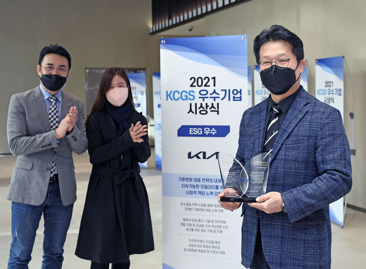 기아 경영전략실장 신동수 상무(오른쪽)가 직원들과 함께 기념촬영을 하고 있다. [기아 제공]
