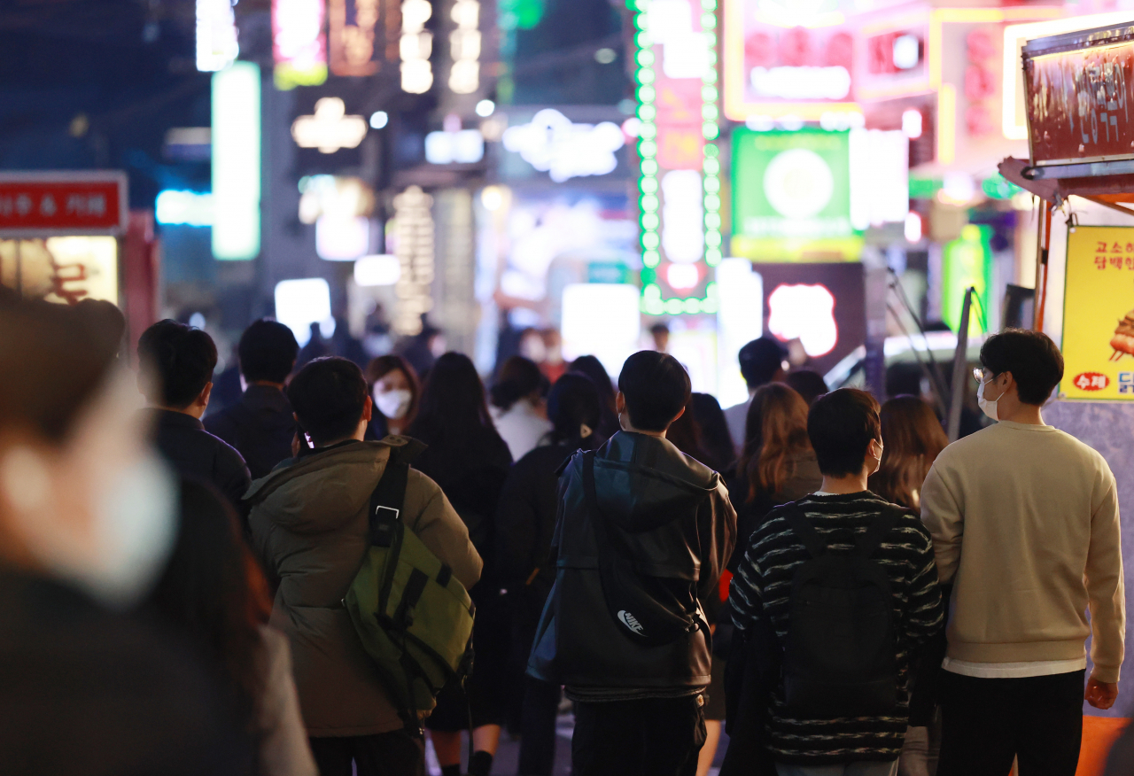 서울 서초구 강남역 인근 번화가에서 시민들이 주점, 식당 등을 오가고 있다. [연합]
