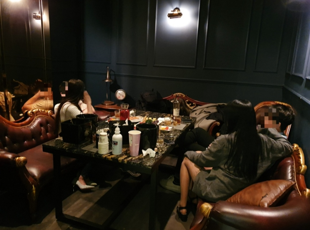 서울 수서경찰서는 3일 오전 2시30분쯤 식품위생법과 감염병 예방법 위반 혐의를 받는 무허가 유흥주점 업주 A씨 등 15명을 검거했다. [수서경찰서 제공]