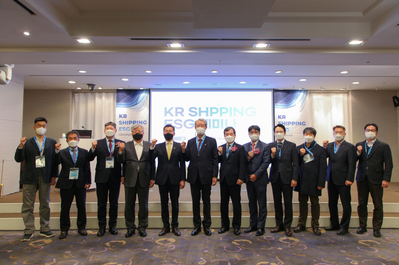 KR Shipping ESG 세미나에서 관계자들이 기념사진을 촬영하고 있다. [한국선급 제공]