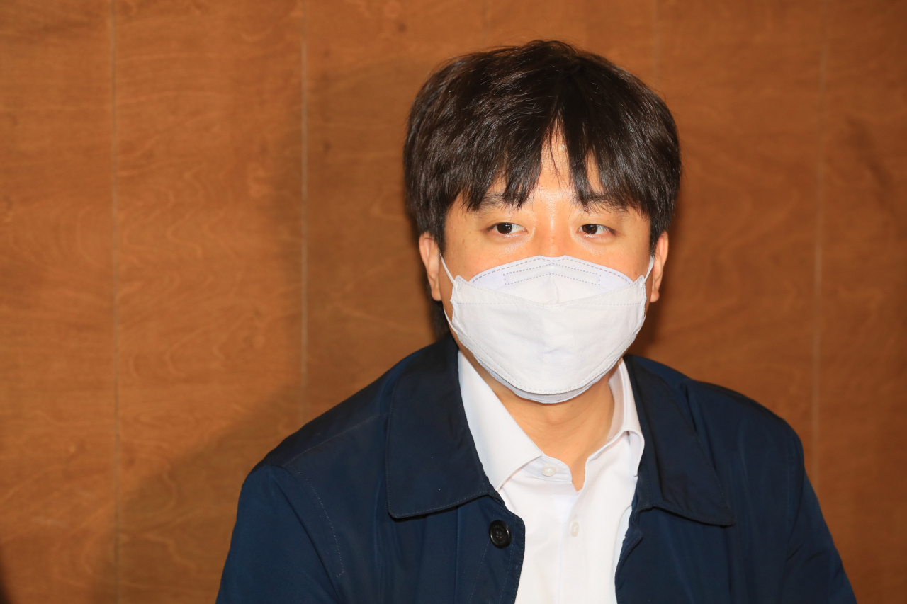 국민의힘 이준석 대표가 3일 오전 제주시 연동의 한 카페에서 기자간담회를 하고 있다. [연합]