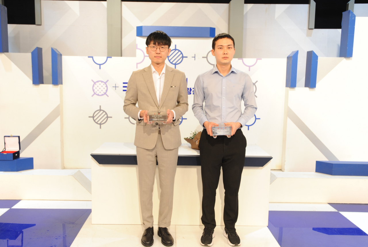 우승자 신진서(왼쪽)와 준우승자 박정환.[한국기원 제공]