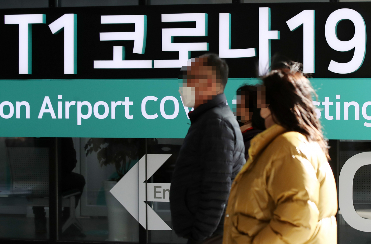 3일 오전 인천국제공항 1터미널 코로나19 검사센터 앞으로 시민들이 지나고 있다. [연합]