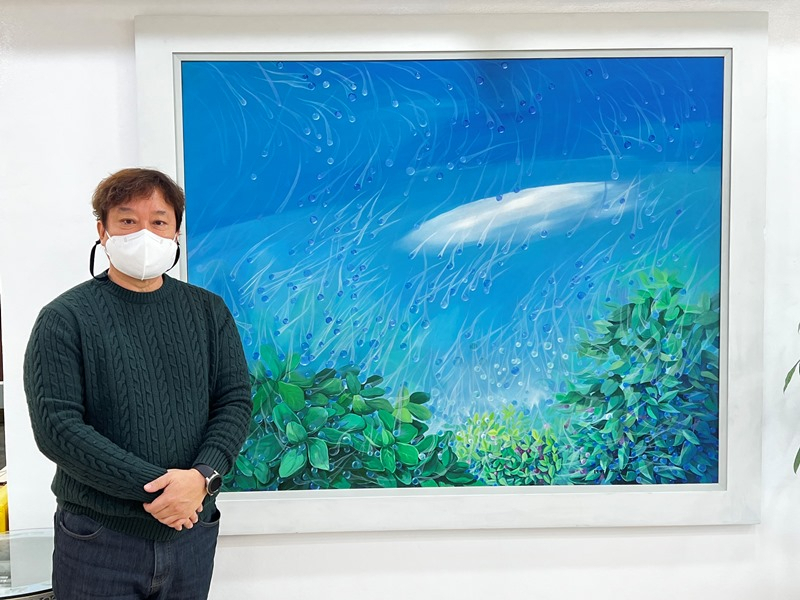 기증 받은 유성숙 작가의 ‘생명의 춤’ 작품 앞에서 사회복지법인 모퉁이재단 백락운 이사장이 기념 포즈를 취하고 있다.