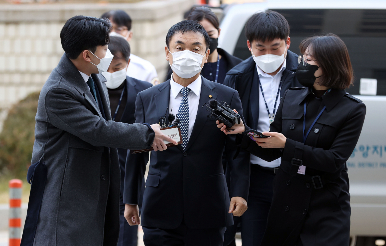 도이치모터스 주가조작·배임 혐의를 받는 권오수 도이치모터스 회장이 지난달 16일 오전 서울 서초구 서울중앙지법에서 열린 영장실질심사에 출석하기 위해 법정으로 향하고 있다. [연합]