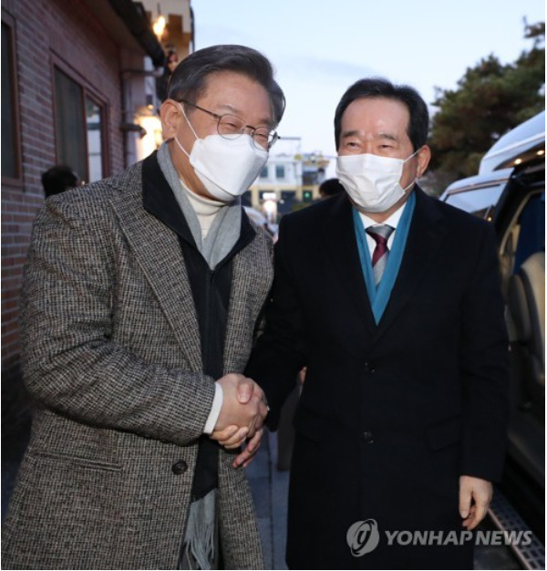 정세균 전 총리와 손잡은 이재명 대선후보[출처: 연합]