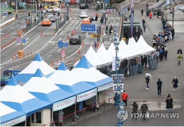 검사줄 길게 늘어선 서울역 선별진료소[출처: 연합]