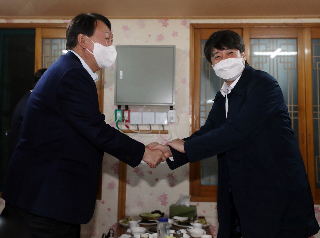 국민의힘 윤석열 대선 후보와 이준석 대표가 3일 울산 울주군의 한 식당에서 만찬 회동을 하고 있다. [연합]