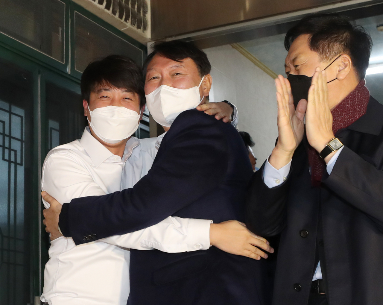 국민의힘 윤석열 대선 후보와 이준석 대표가 3일 오후 울산시 울주군 한 식당에서 만찬 회동 후 포옹하고 있다. [연합]