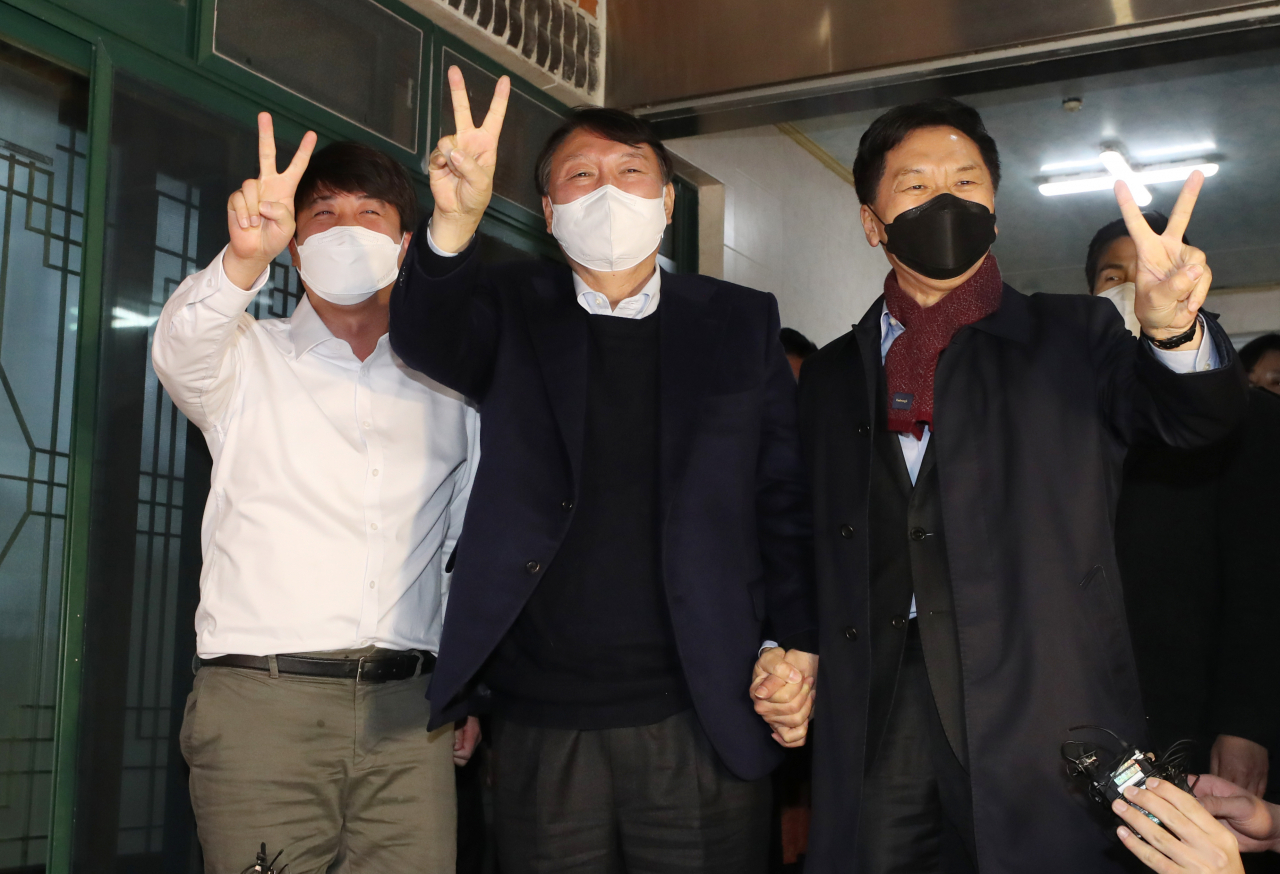 국민의힘 이준석 대표(왼쪽부터), 윤석열 대선 후보, 김기현 원내대표가 3일 오후 울산시 울주군 한 식당에서 만찬 회동 후 대선 승리를 다짐하고 있다. [연합]