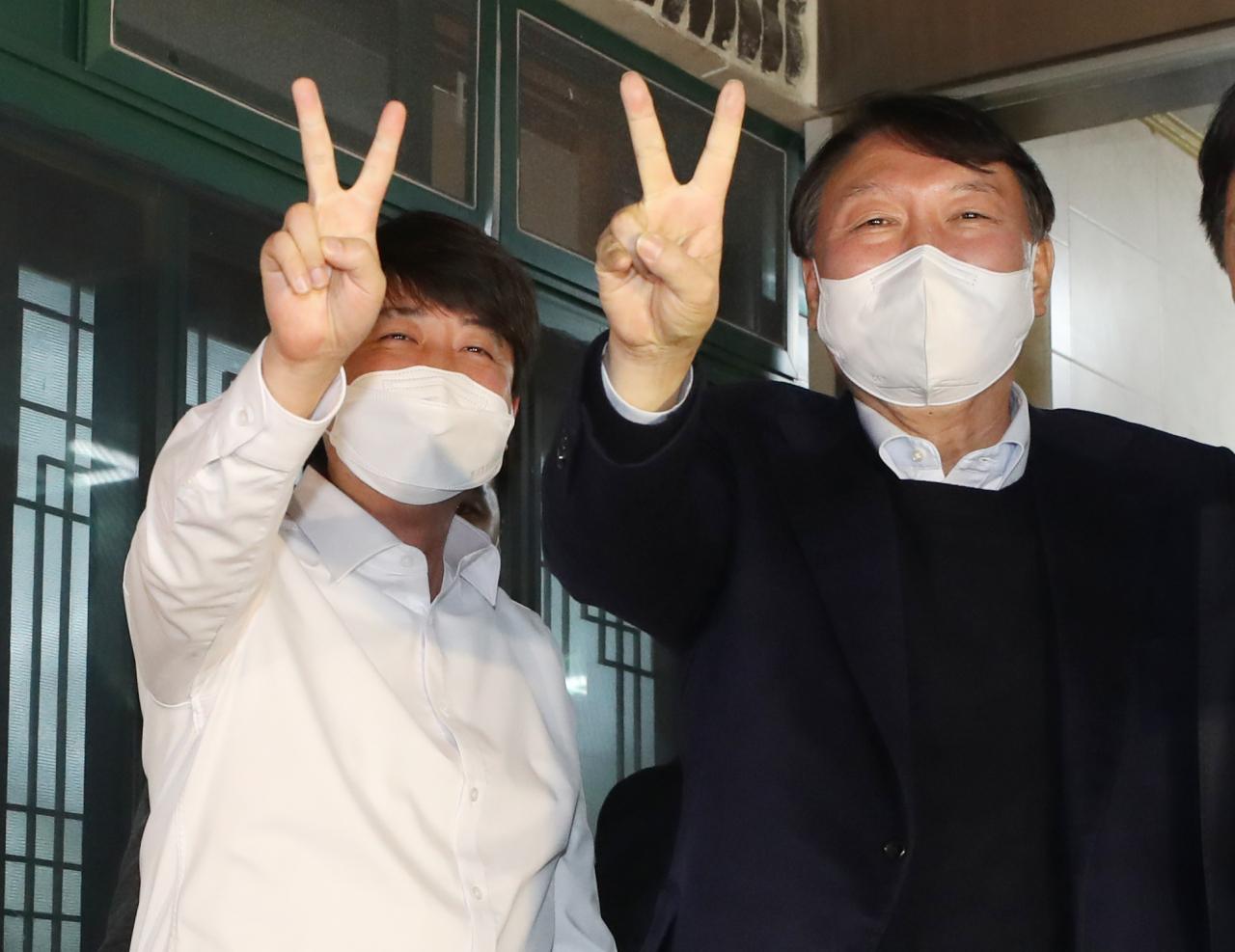 국민의힘 윤석열 대선 후보와 이준석 대표가 3일 오후 울산시 울주군 한 식당에서 만찬 회동 후 취재진 앞에서 대선 승리를 다짐하며 포즈를 취하고 있다. [연합]